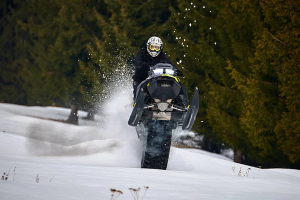 Tusnad Roménia Fevereiro 2019 Homem Está Montando Snowmobile Nas Montanhas — Fotografia de Stock