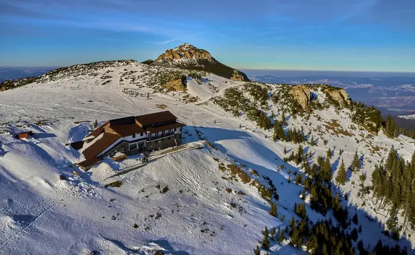 Chalet Dochia Pico Toaca Amanecer Las Montañas Ceahlau Nacional Temporada —  Fotos de Stock