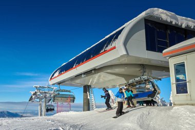 Poiana Brasov, Romanya -16 Ocak 2019: kayakçı ve snowboard düşkünleri zevk karla kaplı kış sezonu, Romanya, Avrupa kayak yamaçlarına whit orman