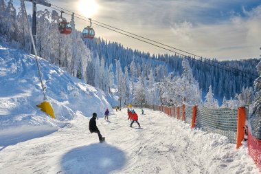 Poiana Brasov, Romanya - 22 Ocak 2019: kırmızı kablo araba bir kayak merkezinde, kayakçılar ve snowboard düşkünleri tadını Kayak yamaçlarında kış resort whit ormandaki kaplı kar, Poiana Brasov, Romanya