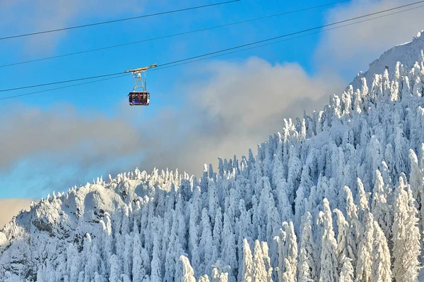 Teleferik Ile Kayakçılar Bir Ski Resort Kış Sezonu Karla Kaplı — Stok fotoğraf