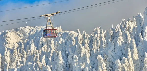 Teleférico Con Esquiadores Estación Esquí Poiana Brasov Pistas Esquí Con — Foto de Stock