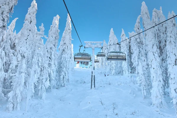 Chair Lift Poiana Brasov Ski Resort Skiers Snowboarders Enjoy Ski — Stock Photo, Image