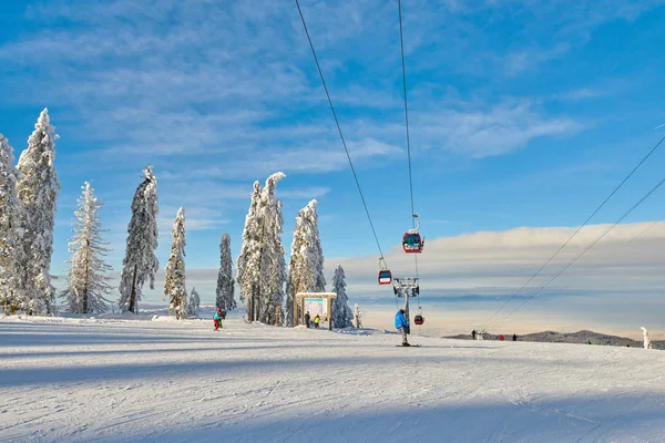 Poiana Brasov Rumänien Gennaio 2019 Rote Seilbahn Skigebiet Skifahrer Und — Stockfoto