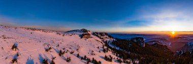 Dochia dağ evi ve kış sezonu, hava kış manzara Ceahlau Dağları Ulusal sunrise zirve Toaca