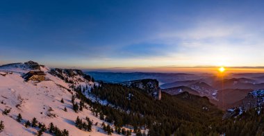 Dochia dağ evi ve kış sezonu, hava kış manzara Ceahlau Dağları Ulusal sunrise zirve Toaca
