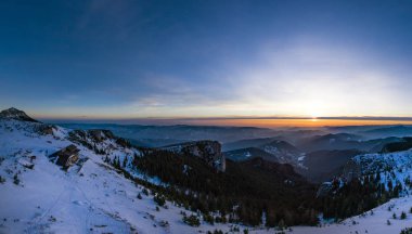 Dochia dağ evi ve kış sezonu, hava kış manzara Ceahlau Dağları Ulusal sunrise zirve Toaca