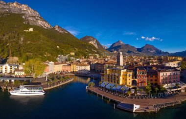 Bir Riva del Garda, Lago di Garda, İtalya - 24 Ekim 2018: Arial dağlarda çevrili muhteşem Garda Gölü Panoraması sonbaharında, güzel Riva del Garda şehir görünümünü ve Garda Gölü