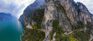 Sonbaharda dağlarla çevrili muhteşem Garda gölünün Arial Panoraması,Güzel Riva del Garda kasabası nın ve Garda gölünün manzarası