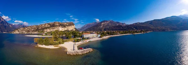 Torbole, Lago di Garda, Italia - 19 de octubre de 2018: Un Panorama rial o — Foto de Stock