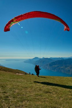 Garda Gölü üzerinde uçan Yamaç Paraşütü, Dağlarla çevrili muhteşem Garda gölünün Panoraması, Malcesine,İtalya
