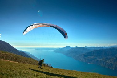 Garda Gölü üzerinde uçan Yamaç Paraşütü, Dağlarla çevrili muhteşem Garda gölünün Panoraması, Malcesine,İtalya