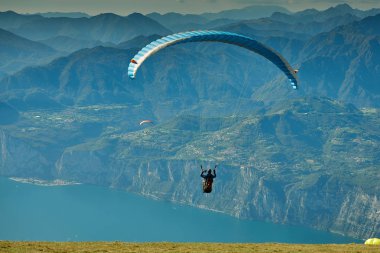 Garda Gölü üzerinde uçan Yamaç Paraşütü, Dağlarla çevrili muhteşem Garda gölünün Panoraması, Malcesine,İtalya