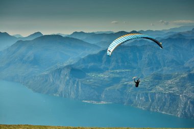 Garda Gölü üzerinde uçan Yamaç Paraşütü, Dağlarla çevrili muhteşem Garda gölünün Panoraması, Malcesine,İtalya
