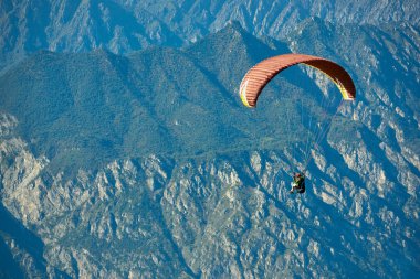Garda Gölü üzerinde uçan Yamaç Paraşütü, Dağlarla çevrili muhteşem Garda gölünün Panoraması, Malcesine,İtalya