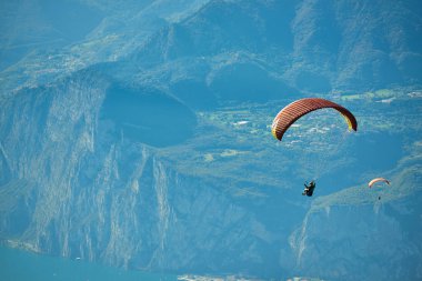 Garda Gölü üzerinde uçan Yamaç Paraşütü, Dağlarla çevrili muhteşem Garda gölünün Panoraması, Malcesine,İtalya