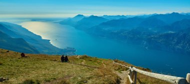 Garda Gölü üzerinden Monte Baldo, sonbaharda dağlarla çevrili muhteşem Garda Gölü Italy.Panorama görünümünü