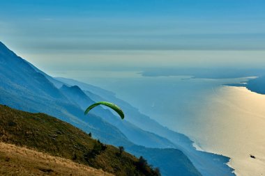 Garda Gölü üzerinde uçan Yamaç Paraşütü, Dağlarla çevrili muhteşem Garda gölünün Panoraması, Malcesine,İtalya