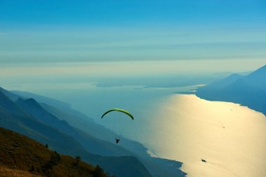 Garda Gölü üzerinde uçan Yamaç Paraşütü, Muhteşem G Panorama
