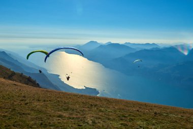 Garda Gölü üzerinde uçan Yamaç Paraşütü, Dağlarla çevrili muhteşem Garda gölünün Panoraması, Malcesine,İtalya