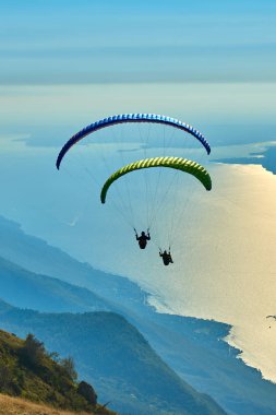 Garda Gölü üzerinde uçan Yamaç Paraşütü, Dağlarla çevrili muhteşem Garda gölünün Panoraması, Malcesine,İtalya