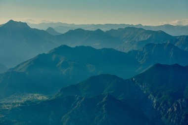 Garda Gölü üzerinden Monte Baldo, sonbaharda dağlarla çevrili muhteşem Garda Gölü Italy.Panorama görünümünü