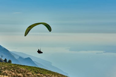 Garda Gölü üzerinde uçan Yamaç Paraşütü, Dağlarla çevrili muhteşem Garda gölünün Panoraması, Malcesine,İtalya