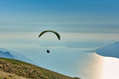 Garda Gölü üzerinde uçan Yamaç Paraşütü, Dağlarla çevrili muhteşem Garda gölünün Panoraması, Malcesine,İtalya