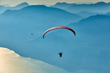 Garda Gölü üzerinde uçan Yamaç Paraşütü, Dağlarla çevrili muhteşem Garda gölünün Panoraması, Malcesine,İtalya