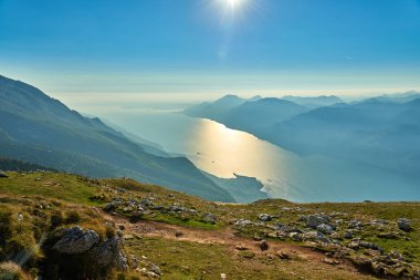 Garda Gölü üzerinden Monte Baldo, sonbaharda dağlarla çevrili muhteşem Garda Gölü Italy.Panorama görünümünü
