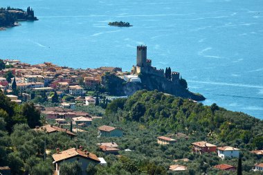 Monte Baldo,Lago di Garda ,İtalya 4 Ekim 2018:Monte Baldo'dan Garda Gölü ve Malcesine kasabası manzarası, Italy.Sonbaharda dağlarla çevrili muhteşem Garda gölünün panoraması