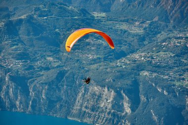 Garda Gölü üzerinde uçan Yamaç Paraşütü, Dağlarla çevrili muhteşem Garda gölünün Panoraması, Malcesine,İtalya