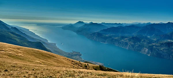 Вид на озеро Гарда з Монте-Бальдо, Італія. Панорама г — стокове фото