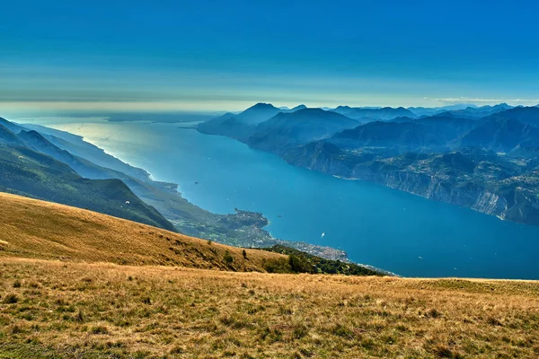 Θέα στη λίμνη Garda από το Monte Baldo, Ιταλία. Πανόραμα του g — Φωτογραφία Αρχείου