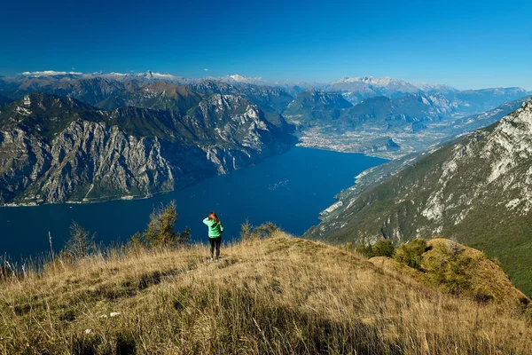 Una Bella Donna Che Ammira Bellissimo Lago Garda Dal Monte — Foto Stock