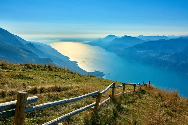 Vista del Lago de Garda desde Monte Baldo, Italia.Panorama de la g —  Fotos de Stock