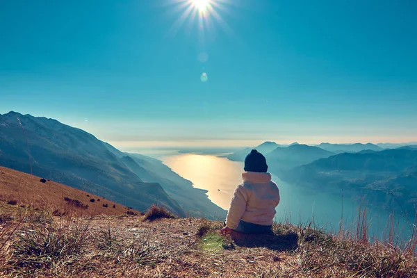 Bonito Niño Pequeño Admirando Hermoso Lago Garda Desde Monte Baldo — Foto de Stock