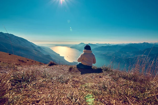 Bonito Niño Pequeño Admirando Hermoso Lago Garda Desde Monte Baldo — Foto de Stock