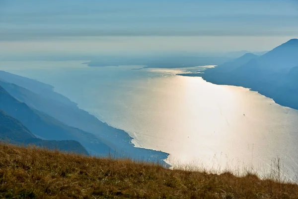 Blick auf den Gardasee vom monte baldo, italy.panorama des g — Stockfoto