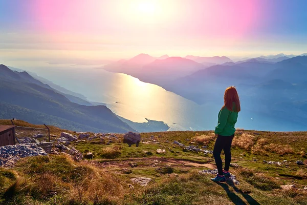 Una Hermosa Mujer Admirando Hermoso Lago Garda Monte Baldo Panorama — Foto de Stock