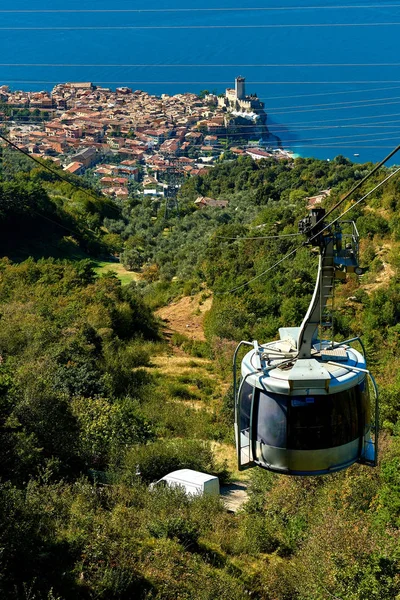 Monte Baldo,Lago di Garda ,İtalya 4 Ekim 2018:Monte Baldo'dan Garda Gölü ve Malcesine kasabası manzarası, Italy.Sonbaharda dağlarla çevrili muhteşem Garda gölünün panoraması