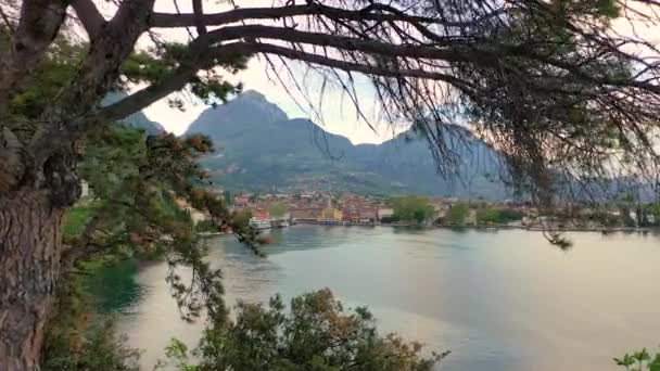 Drone Hava Aracı Güzel Riva Del Garda Kasabası Garda Gölü — Stok video