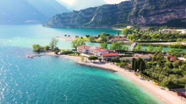Drone 'lu hava aracı, güzel Riva del Garda kasabası ve Garda Gölü manzarası sonbahar zamanı dağlarla çevrili Trentino Alto Adige bölgesi, Lago di garda, İtalya