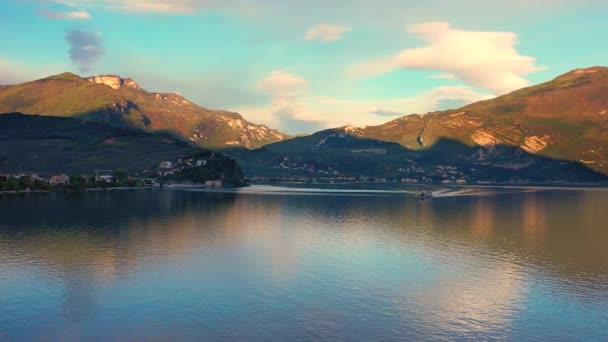 Drone Hava Aracı Güzel Riva Del Garda Kasabası Garda Gölü — Stok video