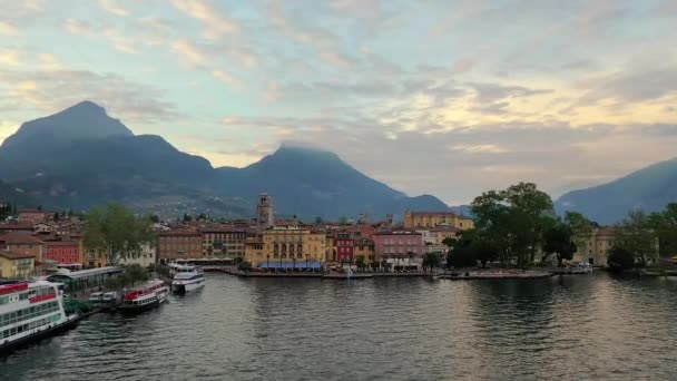 Vídeo Aéreo Con Dron Vista Hermosa Ciudad Riva Del Garda — Vídeo de stock