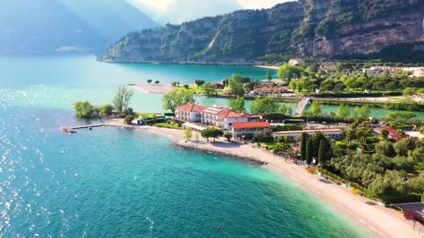 드론으로찍은 아름다운 리바델가르다 Riva Del Garda 과가다 Garda Lake 시간에 — 비디오