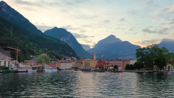 Wideo Lotnicze Dronem Widok Piękne Miasto Riva Del Garda Jezioro — Wideo stockowe