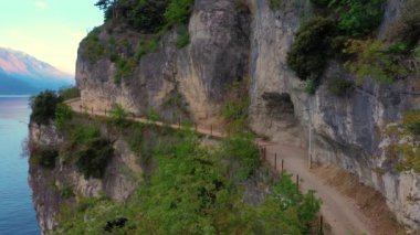 Güzel manzara. Garda Gölü manzarası ve İtalya 'daki Riva del Garda dağının kayasına oyulmuş Ponale patikası. Avrupa 'da seyahat için popüler yerler