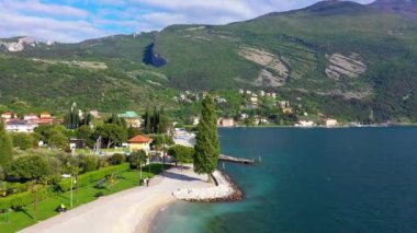 Drone 'lu hava aracı, sonbahar zamanı dağlarla çevrili güzel Garda Gölü manzarası, Trentino Alto Adige bölgesi, Lago di garda, İtalya