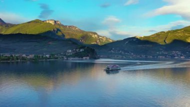 Drone 'lu hava aracı, sonbahar zamanı dağlarla çevrili güzel Garda Gölü manzarası, Trentino Alto Adige bölgesi, Lago di garda, İtalya